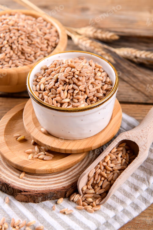 Preview: Wholegrain uncooked raw spelt farro in bowl on the wooden background