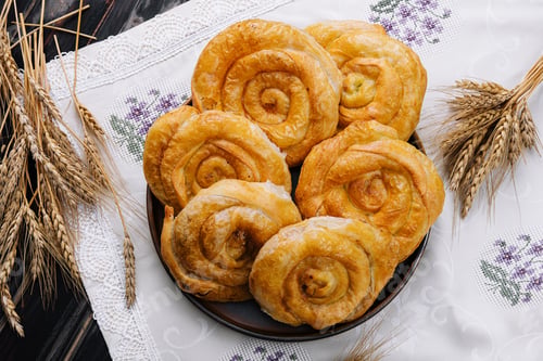 Preview: Tasty raising buns on a cloth background