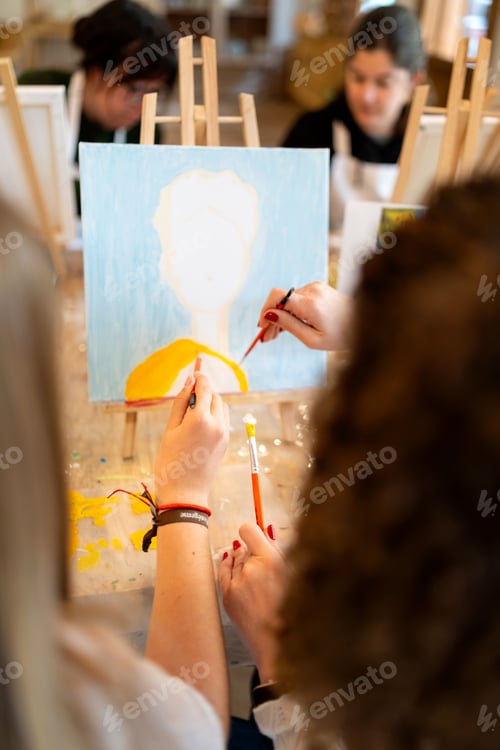 Preview: Mothers and children painting at art workshop