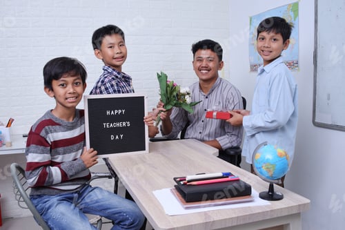 Visualização: Crianças em idade escolar cumprimentando o professor na sala de aula.