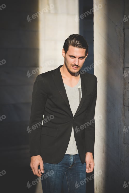 Preview: Knee-figure of an italian boy posing