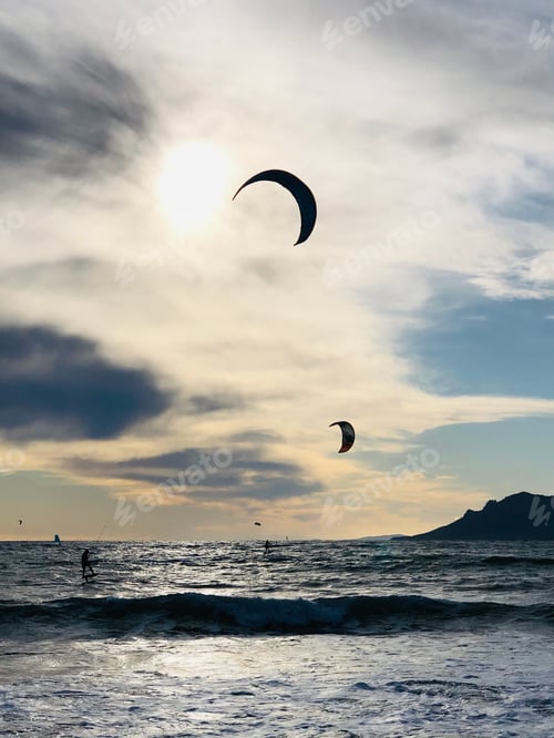 Vorschau: Kitesurfer bei Sonnenuntergang in Cannes