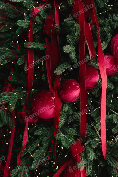 Visualização: Árvore de Natal decorada com enfeites por uma garota para a alegria do feriado.