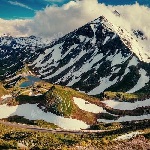 Preview: Mountain peaks covered with snow.