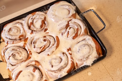 Preview: Delicious cinnamon rolls in baking pan
