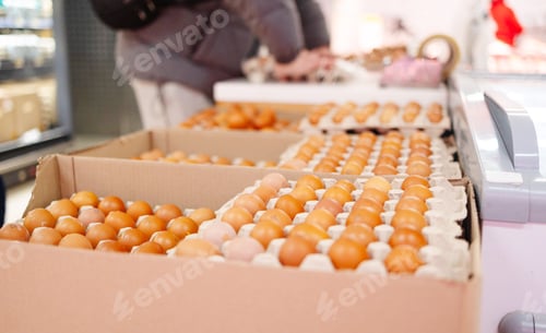 Preview: The eggs in the egg tray are neatly arranged and sold in supermarkets in malls
