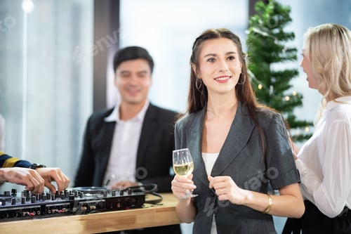 Visualização: Parceiros de negócios brindam ao sucesso da celebração de eventos de uma empresa de