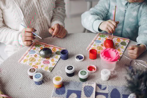 Preview: Mother with little daughter in a kitchen