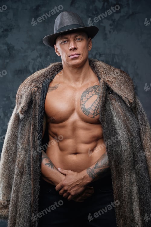 Preview: Stylish bodybuilder dressed in top hat and fur coat