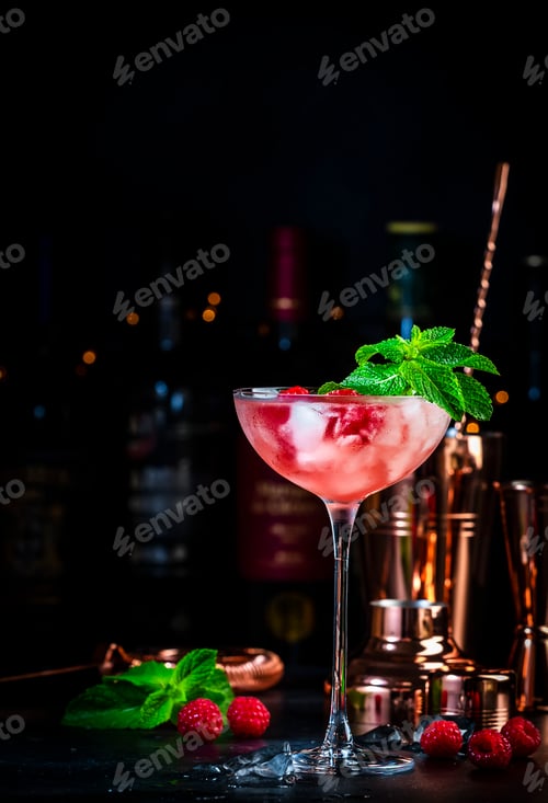 Preview: Raspberry daiquiri pink cocktail with white rum, sugar syrup, fruit juice, lime, berry and ice