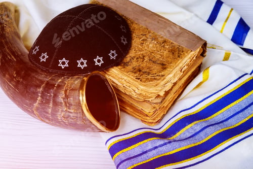 Preview: Top view of shofar horn on white prayer talit