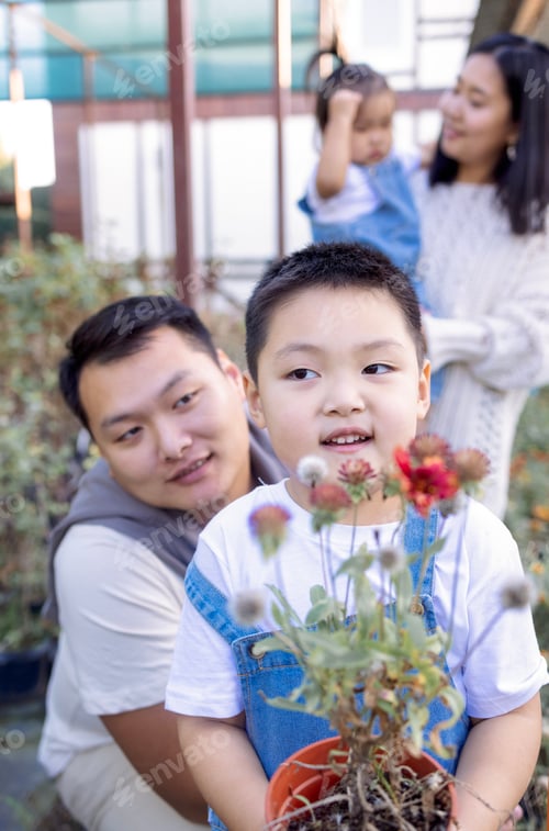 Preview: Korean man and his charming wife with cute children are buying green planters home