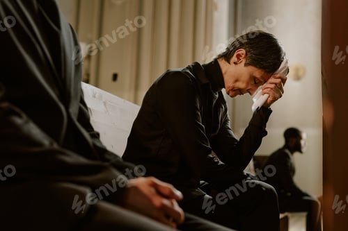 Vista previa: Woman Crying during Funeral