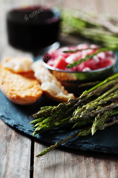 Preview: Asparagus with ham on the wooden table