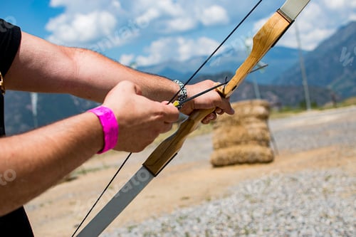 Visualização: Uma pessoa apontando com um arco e uma flecha.