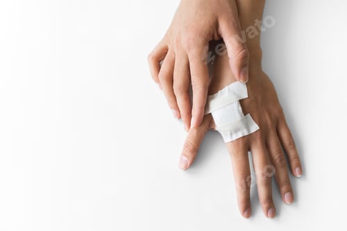 Visualização: Mão de mulher com bandagem de gesso após chipização médica obrigatória na Suécia