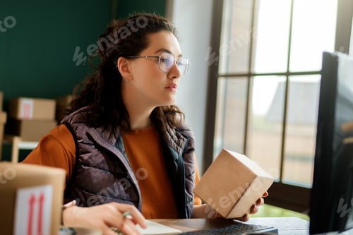 Preview: Woman working in a warehouse