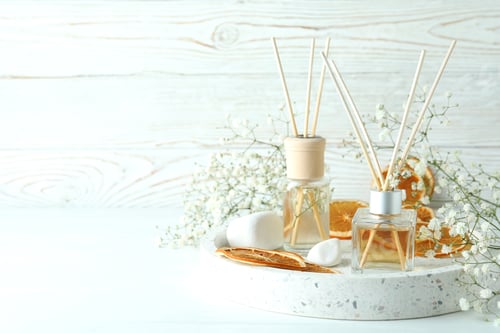 Preview: Aromatic concept with diffusers on white wooden table