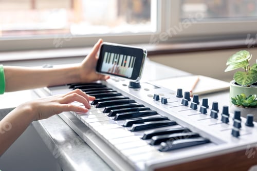 Preview: The child learns to play the piano with a smartphone, online music lesson.