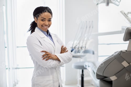Preview: Portrait Of Smiling Black Female Stomatologist Posing In Dental Clinic Interior