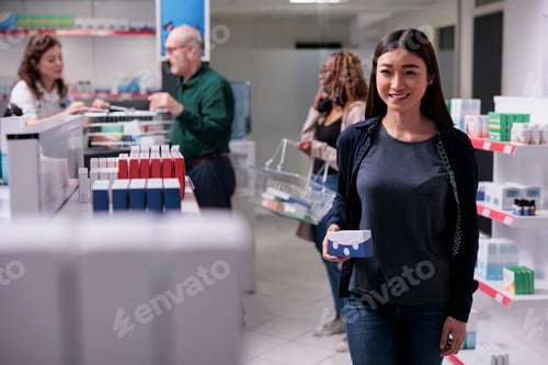 Preview: Customer holding pharmaceutical medicament