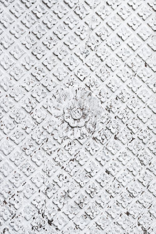 Preview: Texture of handmade carving white wooden wall in Bali house. Traditional indonesian style