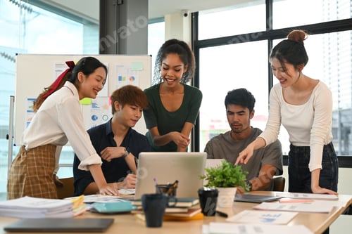 Preview: Group of startup business people in dressed casually brainstorming and working on new project .