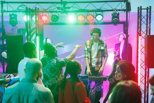 Preview: People partying on dancefloor in club