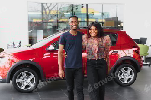 Visualização: Casal afro-americano sorridente se abraçando e sorrindo para a câmera no novo showroom de carros