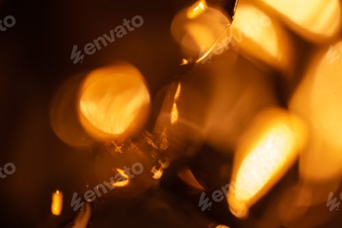 Vista previa: Bokeh de guirnalda ardiente sobre fondo oscuro
