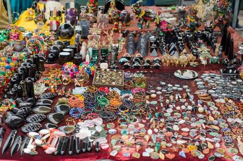 Vista previa: Accessories made with multicolored chaquira. Mexican handicrafts made with colorful stones.