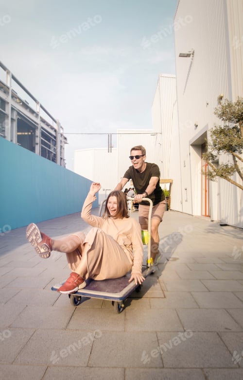 Preview: Happy young couple having fun in Alserkal Ave in Dubai