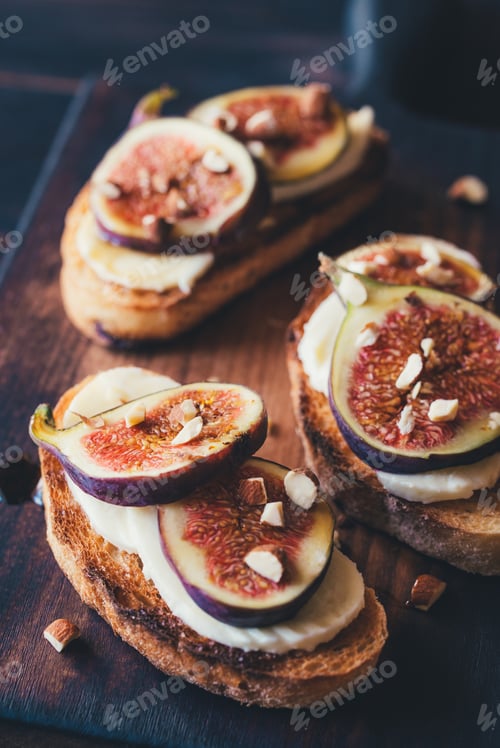 Preview: Toasts with cheese and figs