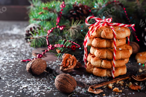 Vorschau: Weihnachtsplätzchen mit festlicher Dekoration