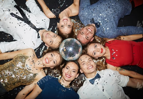 Preview: Friends in night club