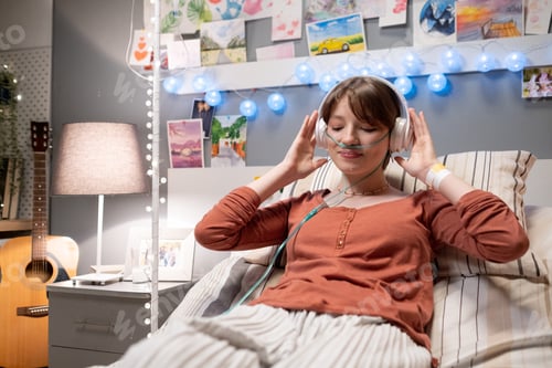Preview: Sick woman making musical therapy during her treatment