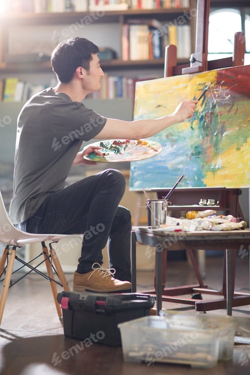 Preview: Chinese artist painting in his studio