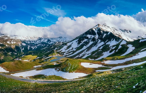 Preview: Mountain peaks covered with snow
