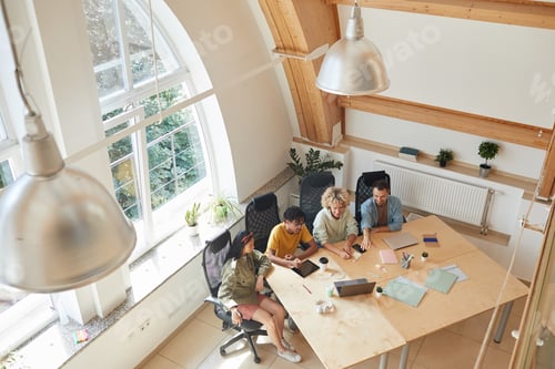 Visualização: Grupo de programadores trabalhando no escritório