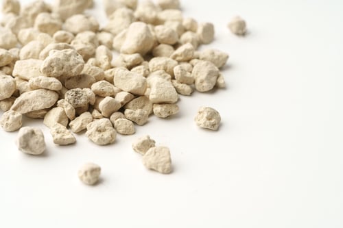 Preview: Mineral cat litter filler on white background