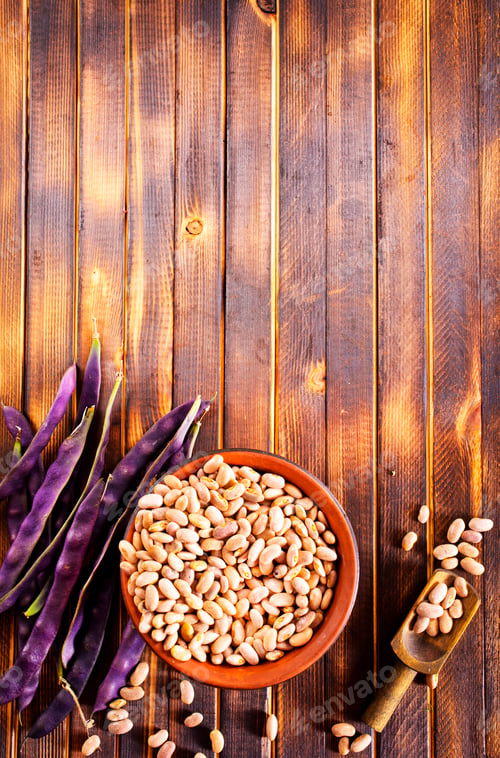 Preview: Close-up image of a large pile of white kidney beans, also known as cannellini beans.