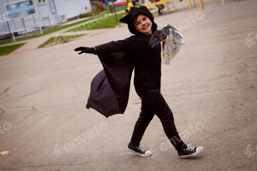Preview: Little girl bat for Halloween