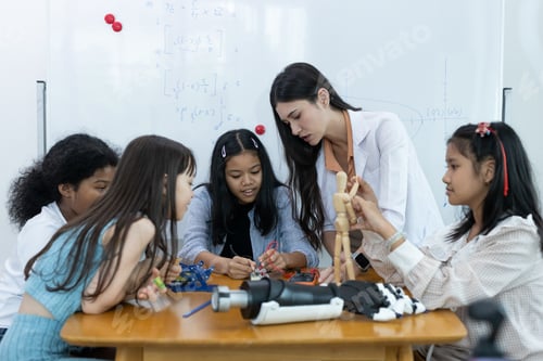Visualização: educação em sala de aula para crianças escola de tecnologia STEM. Robô eletrônico de inovação de aprendizagem de estudantes