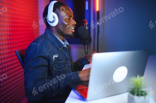 Preview: Black male influencer creates material for his internet audience, discussing new trends