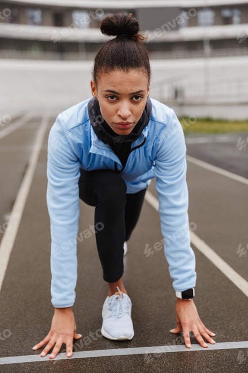 Preview: Beautiful young fit african sportswoman