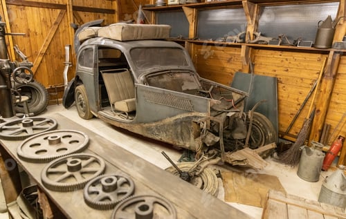 Preview: Rusty car in garage