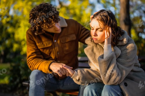 Vista previa: Couple in park