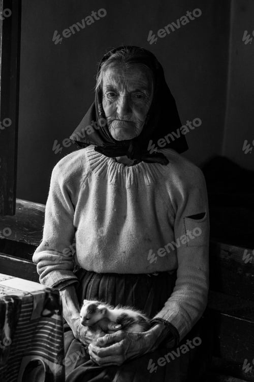 Preview: Armina and her baby kitty