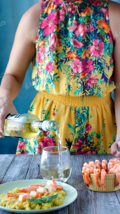 Vorschau: Woman wearing beautiful dress, pouring a white wine in a glass