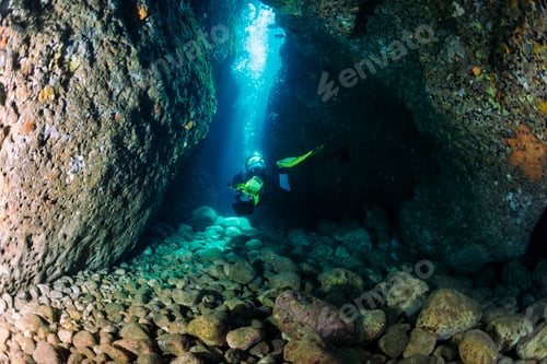 Preview: diving between the walls of an underwater canyon